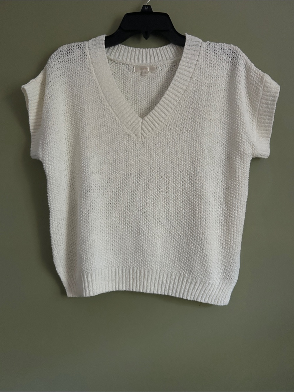 Moon & Madison White V-Neck Short Sleeve Knit Sweater Vest Size S